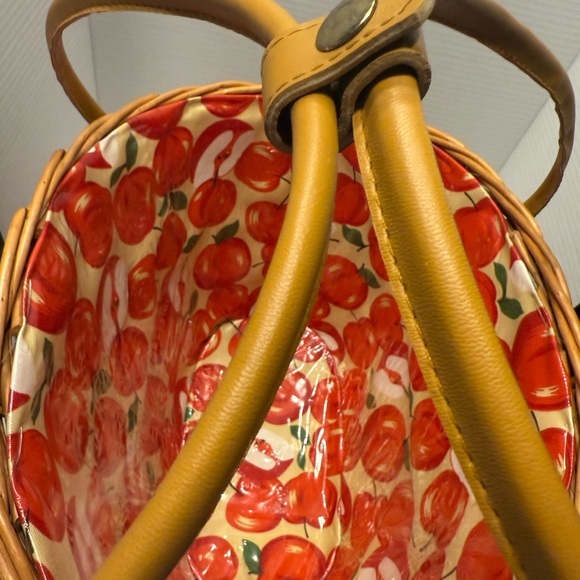 Vintage Cane Woven Basket with thick sturdy vinyl lining vividly colored apples - Picture 6 of 11